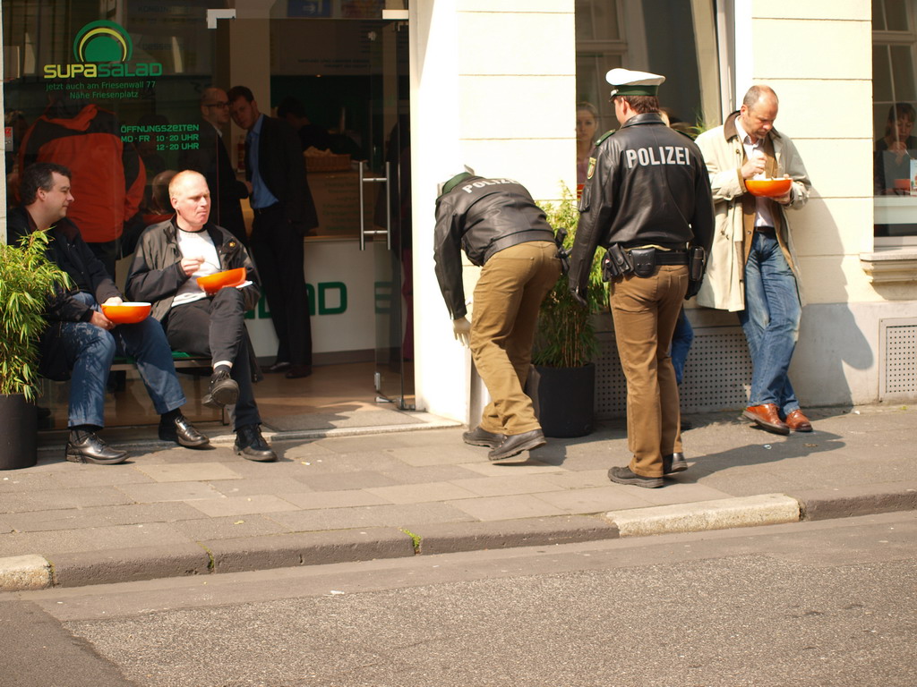 Suchmassnahmen am Koelner Neumarkt nach Raubueberfall im Parkhaus Wolfstr P13.JPG